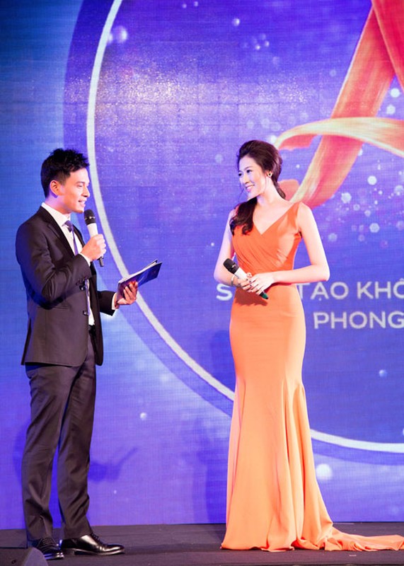 Duong Tu Anh khoe vai tran goi cam ben MC Danh Tung-Hinh-12